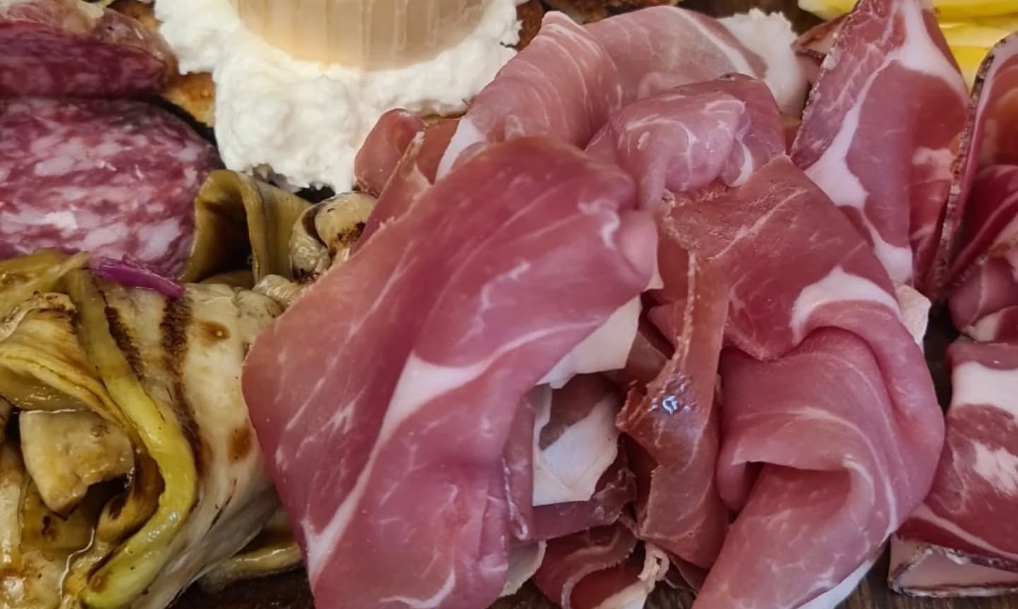 Banco salumi artigianali nella salumeria Il Salumaio La Massaia a Lecce