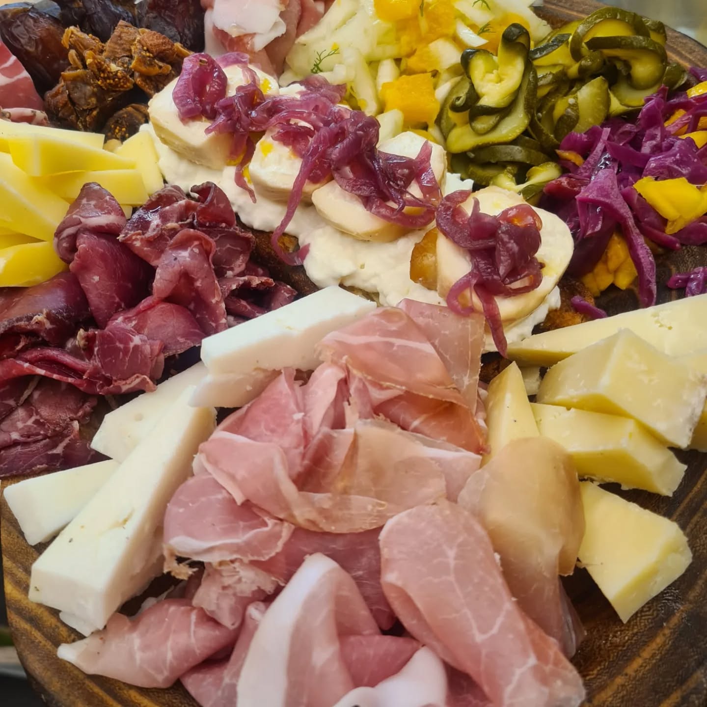 Selezione formaggi artigianali pugliesi nella salumeria a Lecce