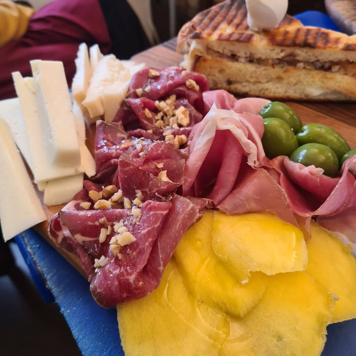 Tagliere di salumi e formaggi con degustazione nella salumeria a Lecce