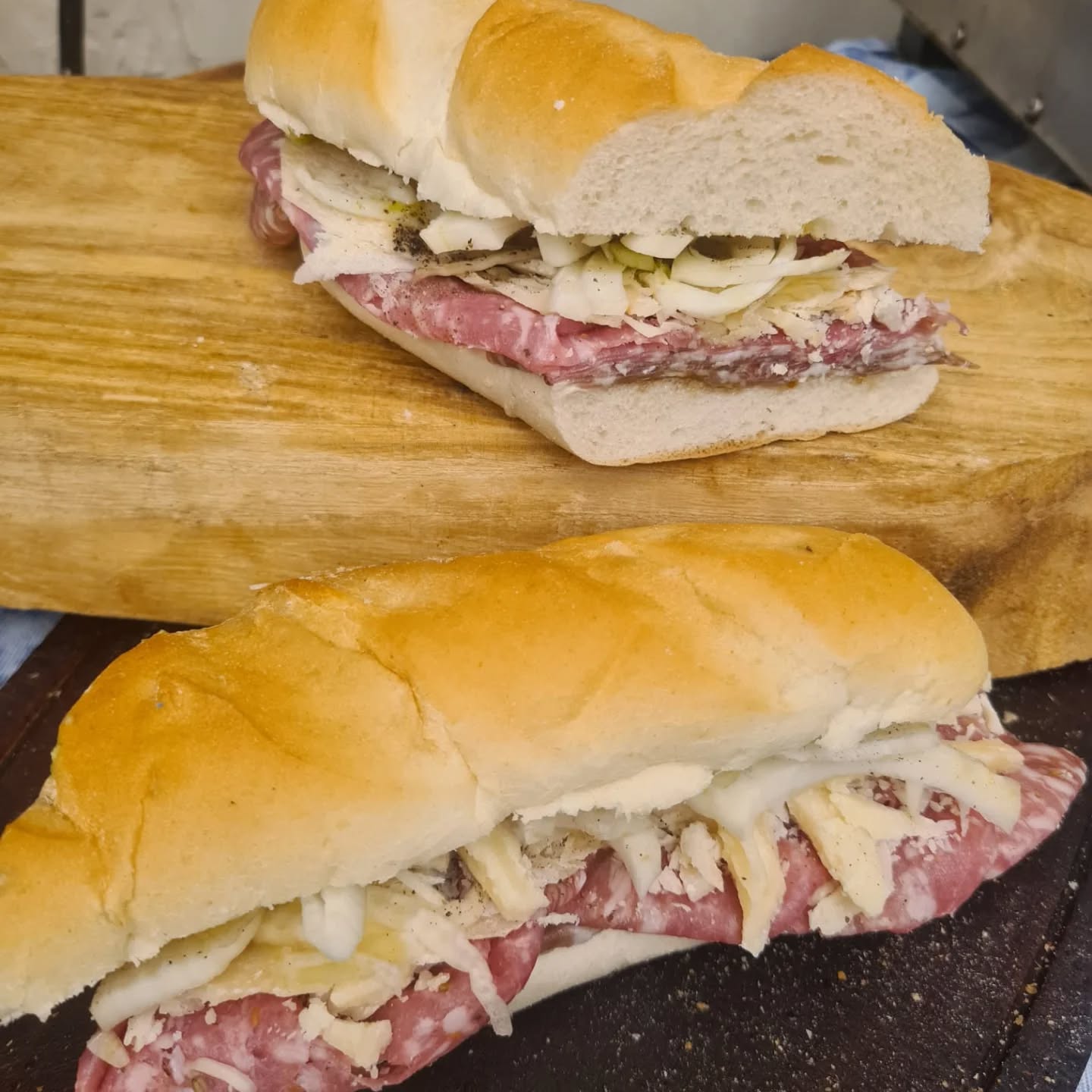 Baguette gourmet con salumi e formaggi preparata nella salumeria a Lecce